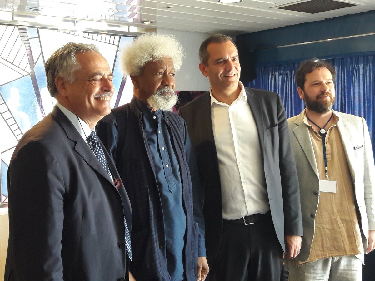 AngiKappa's tweet photo. "Le città di mare non hanno muri e filo spinato. Se qualcuno prova a metterli noi consegneremo gli strumenti per smontarli. Primo strumento la Cultura. Il sindaco De Magistris sulla nave GNV con il premio Nobel Wole Soyinka - da Palermo a Napoli #Resignification https://t.co/5mcHShF9bE