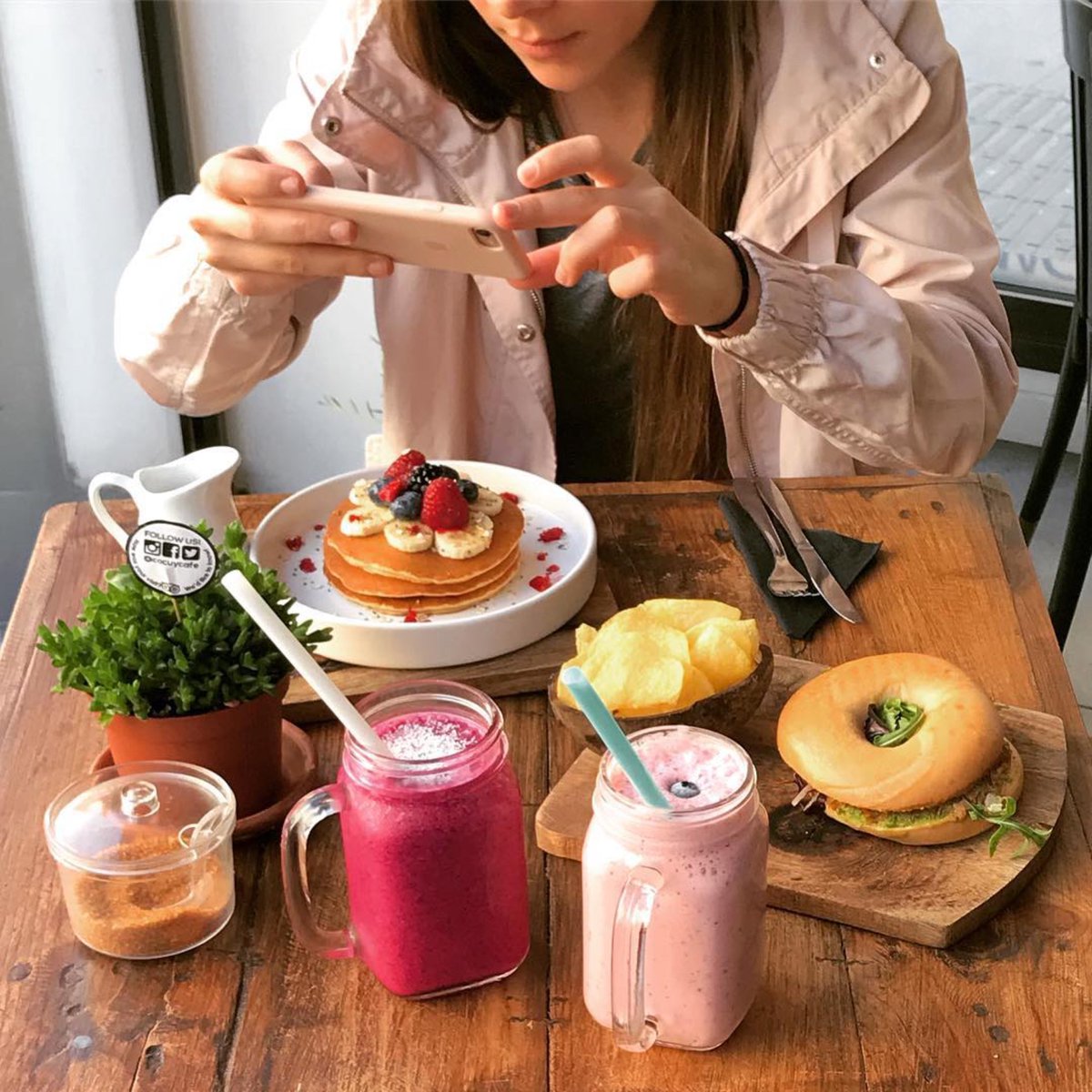 New BRUNCH spot in Barcelona <a href="/cocuycafe/">Cocuy Café</a> ft. <a href="/gastrovida/">Seth Greenburg </a> 🤩 brunch + great cocktails = boozy brunch!
#CocuyCafé #BrunchTime #CoolPlaceToGo #brunchbarcelona #brunch #pancakes #smoothie #bagel #brunchtime #boozybrunch #saturdaybrunch #brunching #foodiesbcn #foodiesbarcelona