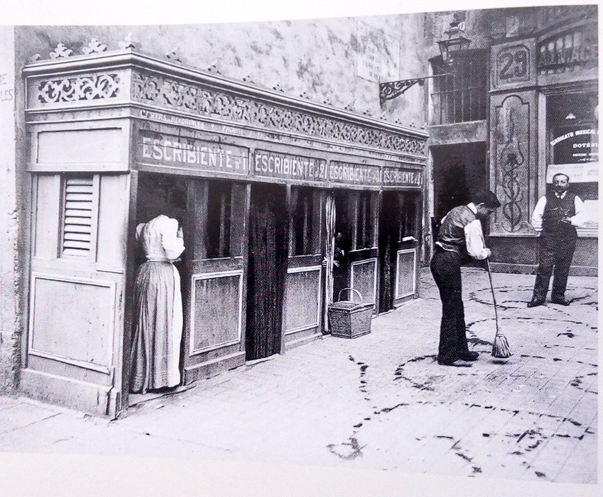 LluisAgusti's tweet photo. Parada d'escrivents a la Rambla per a ajudar els analfabets, Barcelona, 1905-1910. Foto Frederic Ballell. AFB. https://t.co/ZmCoIu1BFW