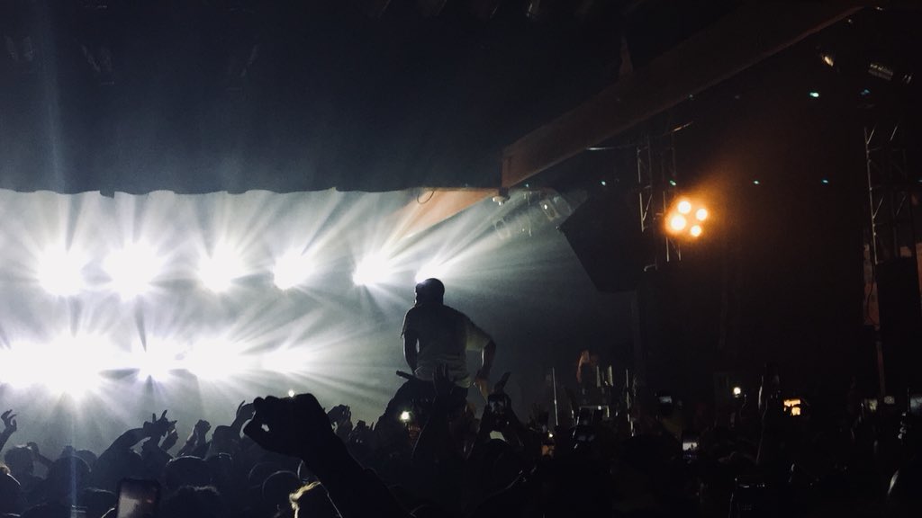 Baileybuzzboy2's tweet photo. @torylanez tonight was insane🎈Brst Birthday present even thanks to My girlfriend 👏🏼 https://t.co/3RcubXopcW