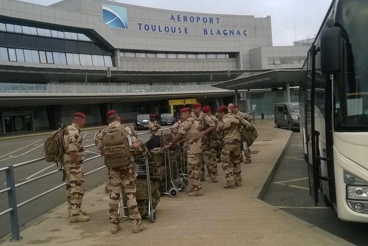 armeedeTerre's tweet image. Après une dense #PrépaOps débutée fin mars, les soldats du #3RMAT partent armer l’ossature de l’état-major du Groupement Tactique Logistique #GTLOG Niel sur l'opération #Barkhane. 

Nous vous souhaitons une bonne mission !

#FiersDeNosSoldats