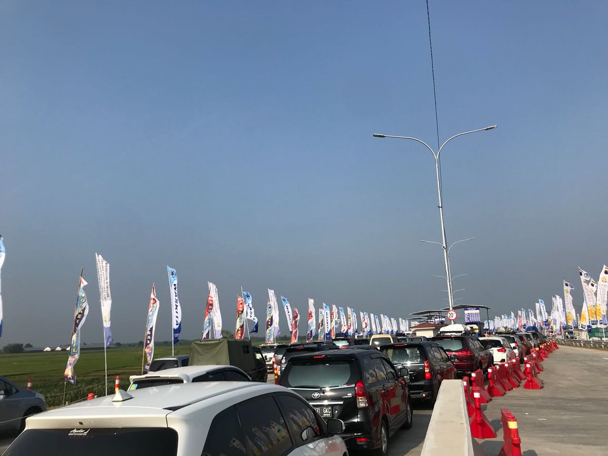 Pukul 15.14 wib. 

Kepadatan masih terpantau di GT Kertasari Tegal arah tol Brebes - Semarang. 
#KabarMudiktvOne
#MudikSerutvOne