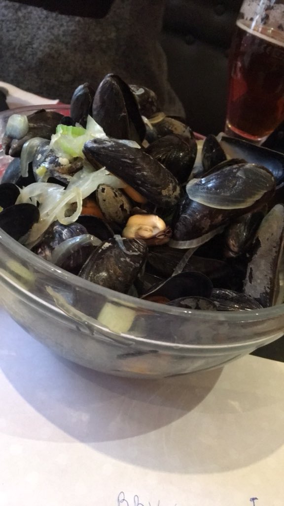 ClubTennisSEDR's tweet photo. A la nostra vila hi ha de tot!!! Qui s’apunta a unes moules frites aquest vespre a @FritesDe? https://t.co/27ziSZB7VE