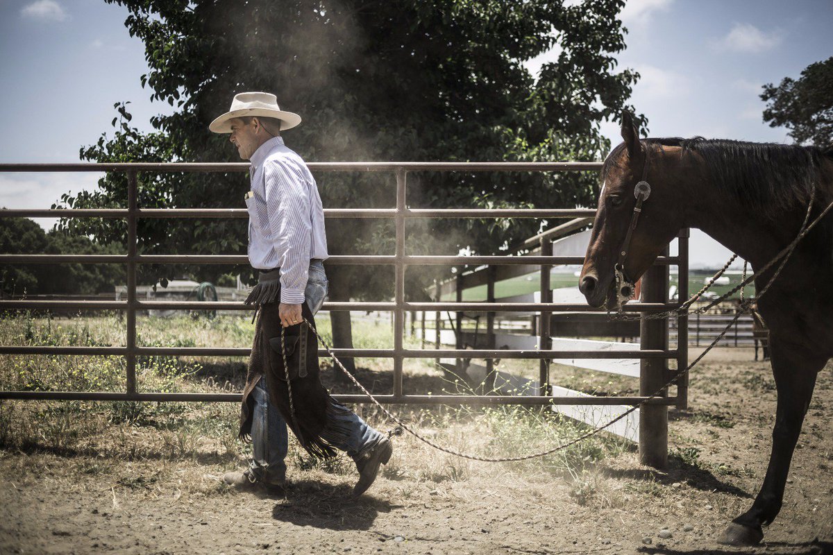 Marseille_hl's tweet photo. Watsonville, CA. Joe Morris chef de l’entreprise Morris Grassfed Beef gère dans la tradition cowboy son entreprise de gestion de bétail et de production de viande. 📷 @FCourtitarat / @Marseille_hl / @StudioHansLucas 
Retrouvez son travail sur http://hanslucas/fcourtitarat/photo https://t.co/UaNcOUBeGk