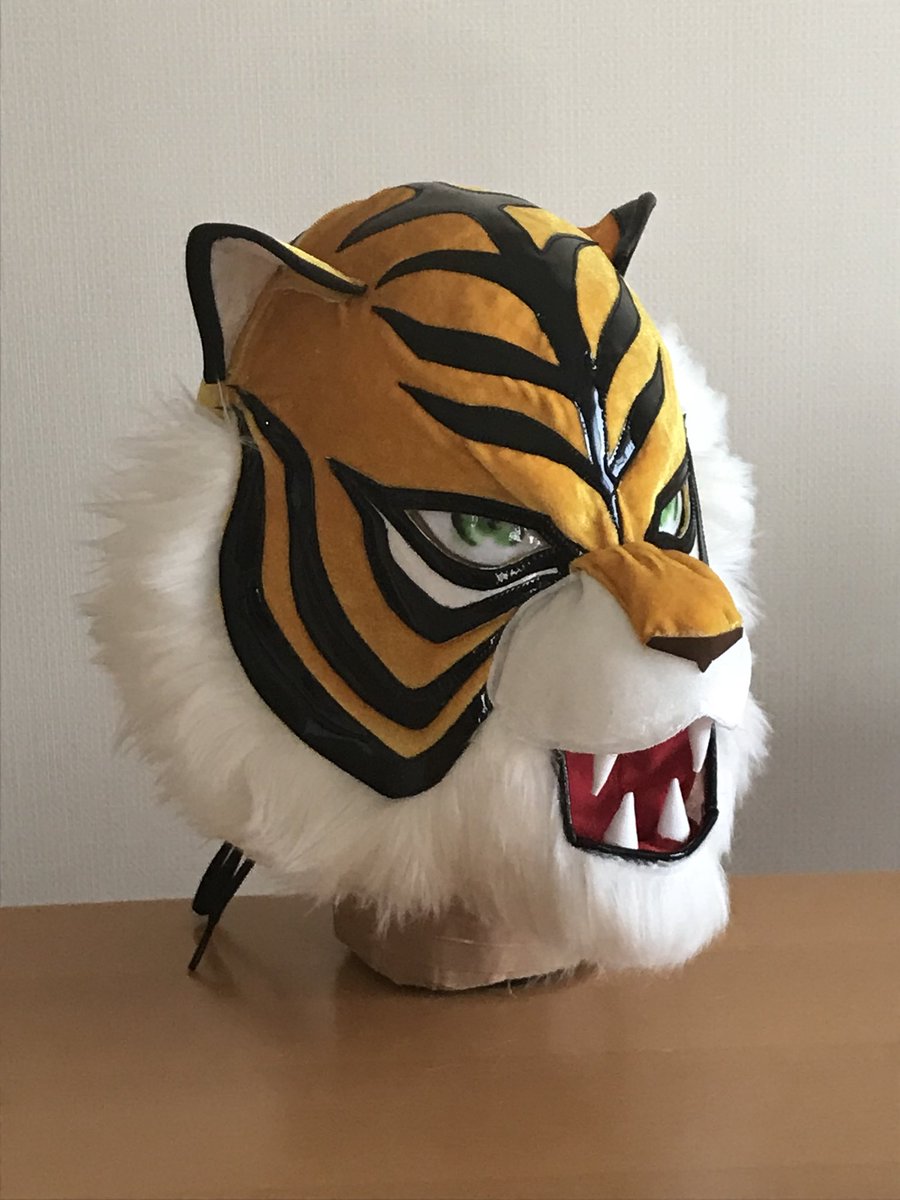 anniver350's tweet photo. それではいよいよ新作マスクのお披露目を…
立体のタイガーマスクWとしては、通算10作目の10th anniversary model です🐯
今回は、香川さんから教えていただいた色指定の話を再現すべく、ヒゲの部分をオフホワイトの生地に変更しましたが、イマイチ普通に白でした😅

#タイガーマスクW https://t.co/OGAvrY1fu9