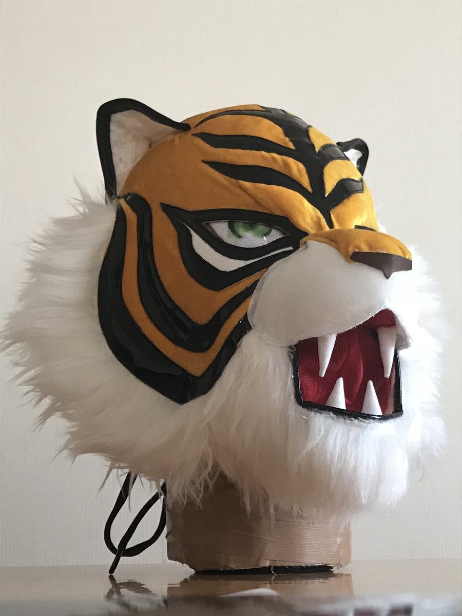 anniver350's tweet photo. それではいよいよ新作マスクのお披露目を…
立体のタイガーマスクWとしては、通算10作目の10th anniversary model です🐯
今回は、香川さんから教えていただいた色指定の話を再現すべく、ヒゲの部分をオフホワイトの生地に変更しましたが、イマイチ普通に白でした😅

#タイガーマスクW https://t.co/OGAvrY1fu9