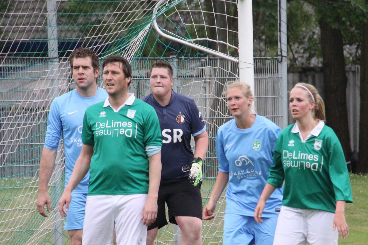 JozefvdVooren's tweet photo. Net aan te weinig speelsters voor een vrouwenteam? Waarom gaan we niet meer gemengd voetbal spelen op recreatie niveau? Bij voldoende teams ook bijelkaar indelen? #ledenbehoud #voetbalplezier #outoftheboxdenken #pionieren. Levert wel mooie plaatjes op https://t.co/ss2pyFxu87