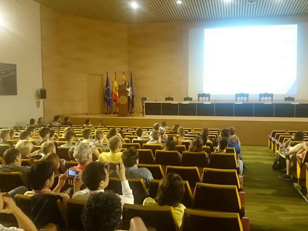 OMTSpain's tweet photo. María Fortún habla sobre las diferentes tracciones en la cadera para pacientes con artrosis de cadera #IIICONGRESOOMT #20yearsofomt https://t.co/5UgJwzGa9I