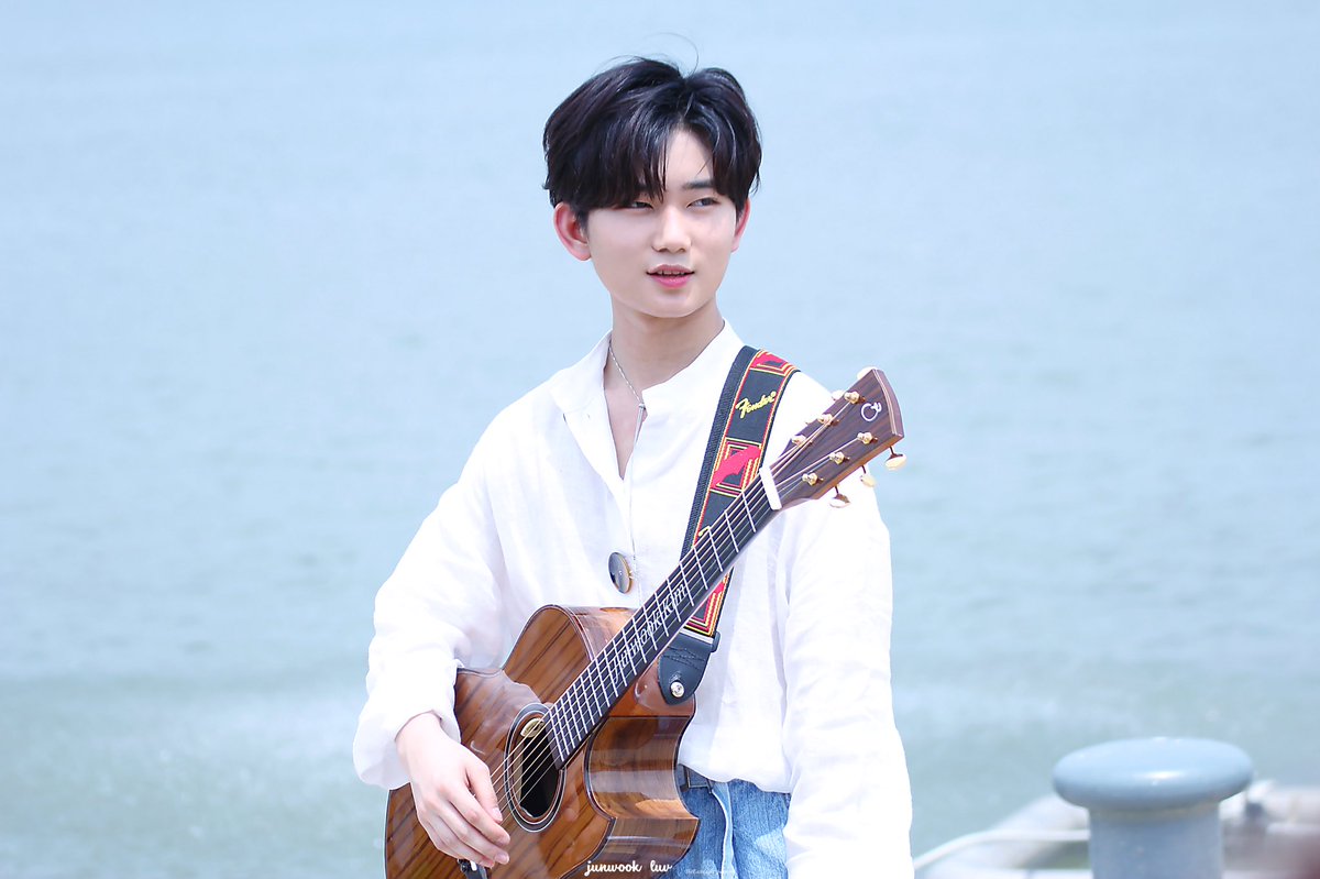 junwook_luv's tweet photo. 180609 한강버스킹❤️

#더이스트라이트 #김준욱 #준욱 #설레임 #준욱이와_영원히_함께해요

사랑뿐이야❤️🧡💛💚💙💜 https://t.co/0XzYCiE7Kw