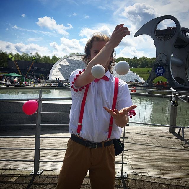 CircusScotland's tweet image. More summers like this please! It’s been a pleasure being out entertaining in the sun! Unfortunately being taps aff while performing at a family event is a wee bit of a no no! This is one toasty wee juggler! 
Artist: @iam.circus ift.tt/2xYYuse