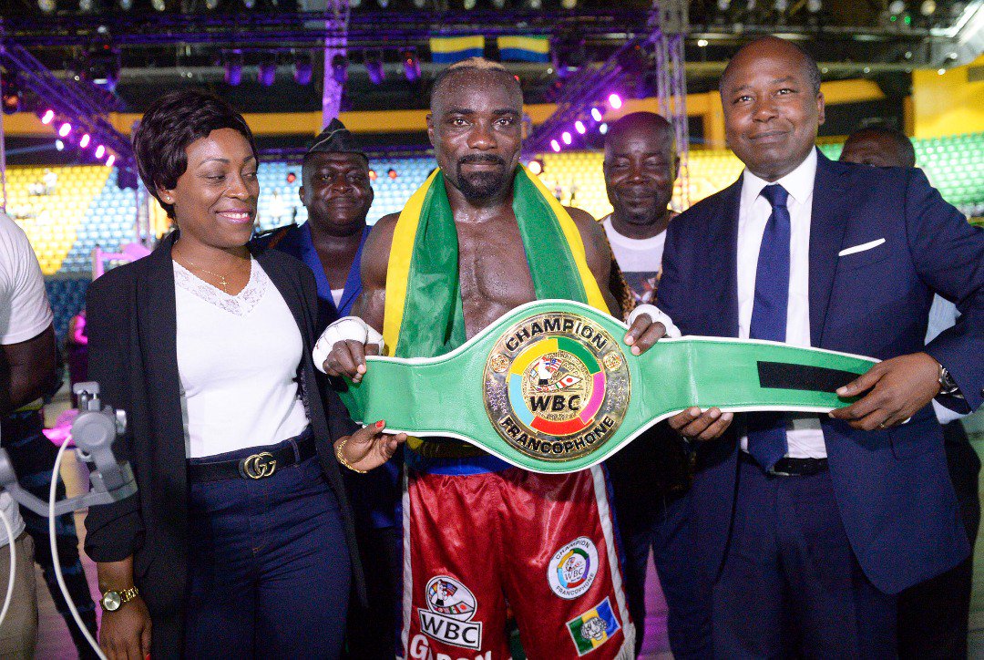 LDiweckou's tweet photo. Toutes mes félicitations à notre compatriote, @TaylorMabika, vainqueur du valeureux Nuri Seferi à l'occasion du championnat francophone WBC 2018, ce vendredi 8 juin au palais des sports de #Libreville. 
Vous avez rendu fier le #Gabon ! 
 #boxe #sport #victoire #fairplay https://t.co/brSm7IWc2h
