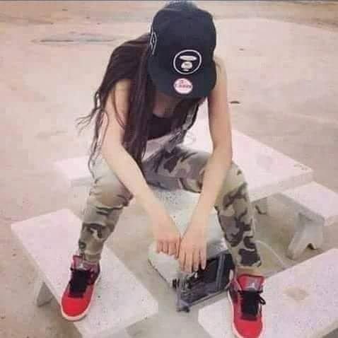 بيك أنته عطر ماظن أبد موجود 
تخجل من عبيره وتستحي ألورده
وأذا جبنه ألكمر وبصفك أنخليه 
قياسآ بيك يطلع كلشي ماعنده 
ندري أنته حلو بس للجمال حدود
وأنته بكل جداره تجاوزت حده 

بس أنته بجمالك كلهه متوحده 
لاتطلع بعد بالشارع أترجاك
لان وألله أليشوفك يحترك جده