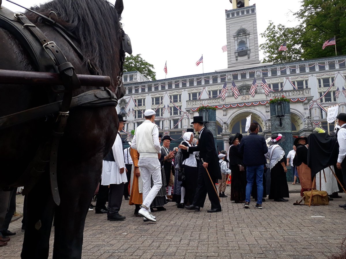 Een speciale ontmoeting op 6th Ave in Akkrum. Meet me at the Fountain door <a href="/VanEgters/">Tjeerd van der Zwan</a> en Frank Cooper geopend in bijzijn van <a href="/JCFBroekhuizen/">Hans Broekhuizen</a> <a href="/jellezoetendal/">Jelle Zoetendal</a> en <a href="/VanFean/">Jaap van Veen</a>