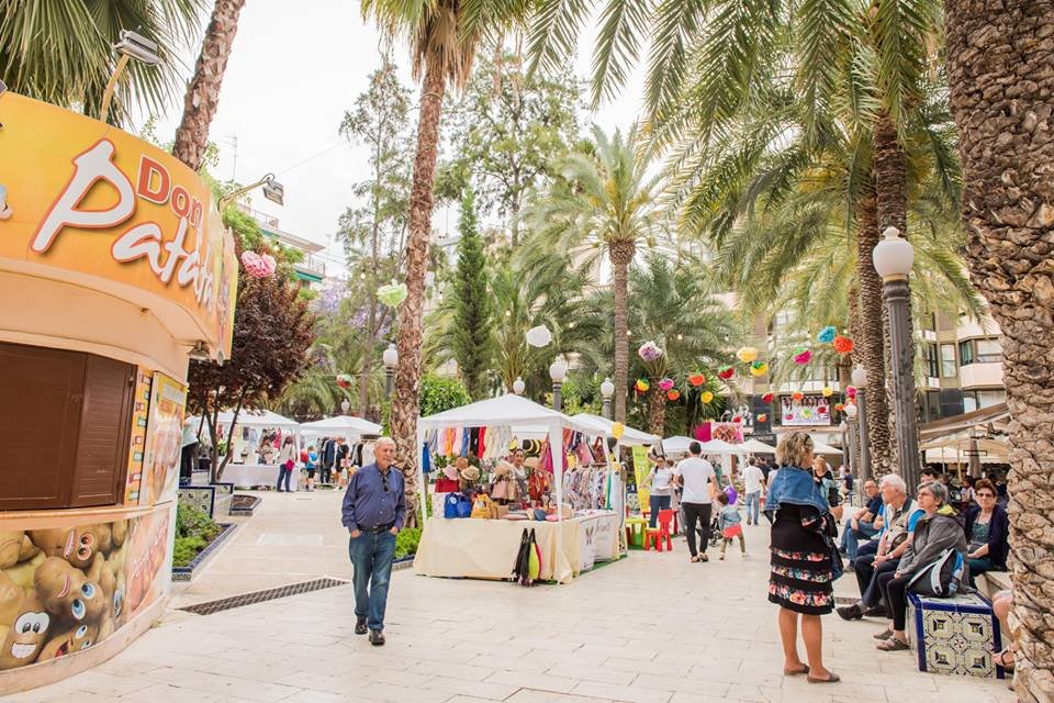 ElcheFollowers's tweet photo. ¡Que empiece la diversión un sábado más en la Glorieta de Elche!
#elchefollowers #sabadosdivertidos # https://t.co/eFGXemGqnX