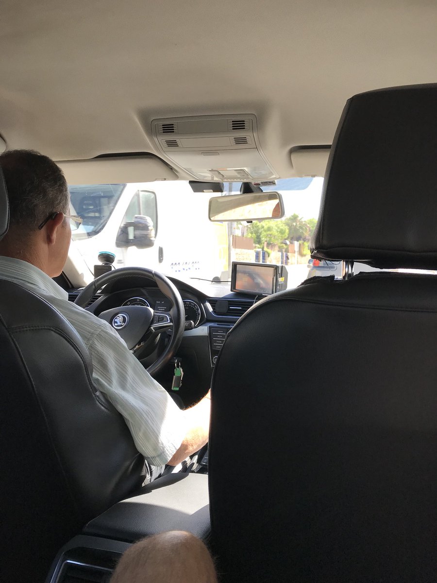 PrimbasJ's tweet photo. Taxista, en los alrededores de Barcelona: “Uber, Cabify? Son los hijos bobos de los taxis”. En camino, a frase del año https://t.co/3SLI64LGtC