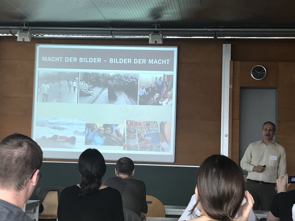 rhetorik18's tweet photo. Macht der Bilder- Bilder der Macht. Wie fließend sind die Grenzen zwischen legitimer demokratischer Werbung und ‘Doing Populism‘?
#AVRhetorik18 #UniversitätKoblenzLandau #BrisanteDiskurse #Multimodalität https://t.co/QCHn34DSjS