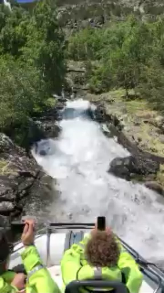 skaragiannis's tweet photo. @John_Papa When networks are slow: the video stayed for some seconds at this point (first frame)
Thought you were going to descend it! What a shock! “Are they crazy? I asked” 😂
#visualparadox #falsevision https://t.co/eSVwN53hcI