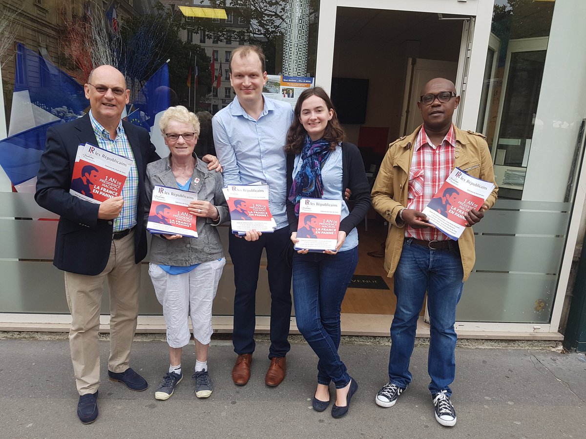 SCochepain's tweet photo. A @villeclichy au contact des clichois avec un document @lesRepublicains car #lafranceenpanne https://t.co/s4jjArHPUq