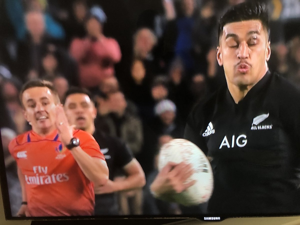 ugomonye's tweet photo. Spare a thought for Luke Pearce having to sprint back chasing Ioane &amp; Thomas!!! 🏃🏻‍♂️ https://t.co/bsFJRbFmoA