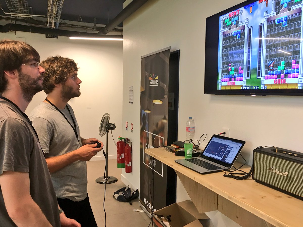 BenjaminGarnaud's tweet photo. 🎮 Les coachs @charlesjourdan_ et @QMenard en pleine bourre #SWAngers https://t.co/3YrWyUi633