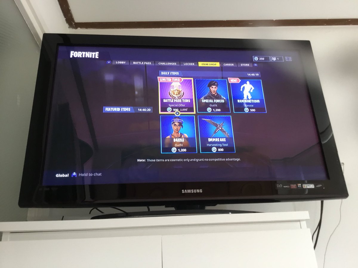 musi078's tweet photo. @FortniteGame wtf is this https://t.co/J9AnTSPHQ4