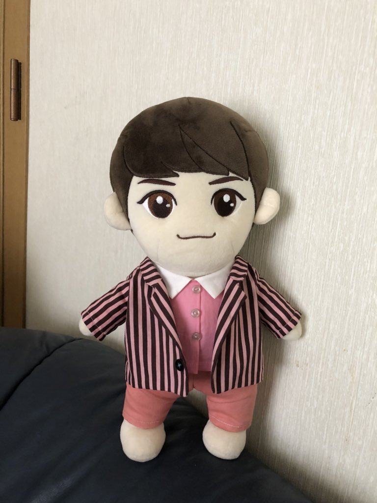 shinkpon's tweet photo. ボタンもつけて完成^ ^人形にはストライプは太いなー💦綿の布じゃピシッとした上着にはならなかった💦肩がないから人間のようにはいかない(^◇^;)誰か型紙作ってくれませんか？ https://t.co/oi220lA79d