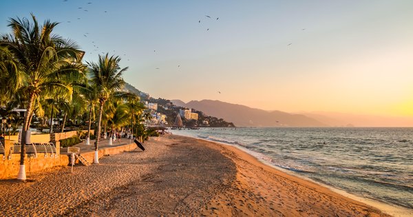 GrandVentureTCo's tweet photo. Eighteen more beaches in Mexico have now received coveted Blue Flag certification from the nonprofit Foundation for Environmental Education.The designation recognizes coastal regions that meet high standards of water quality, safety, environmental educ ... https://t.co/XqZcJUGxTx https://t.co/mUq0kn4zX8