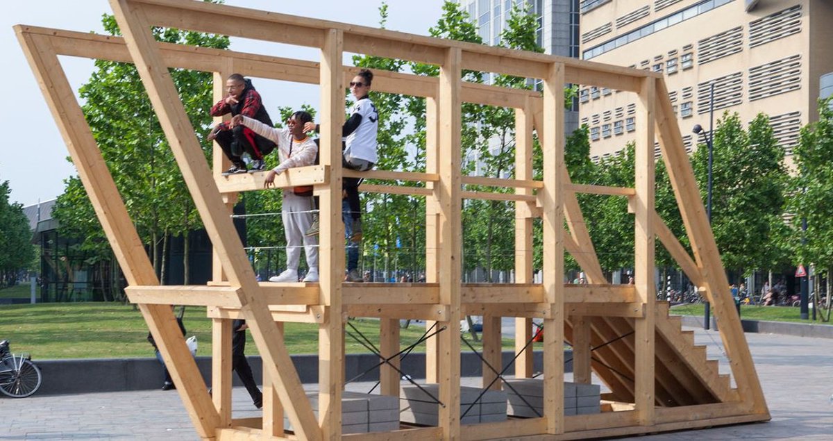 RdamPartners's tweet photo. Bekijk #Rotterdam vanaf een trap! De Rotterdamse #Straatkijkers staan vanaf nu 100 dagen lang als uitkijkpunten door de stad. De route loopt van #Kruisplein tot aan #M4H. @ZigZagCity biedt een speciaal programma rondom De Straatkijkers tijdens de #RAM18: https://t.co/PQjFu2HfaQ https://t.co/V2uUZxhqVc