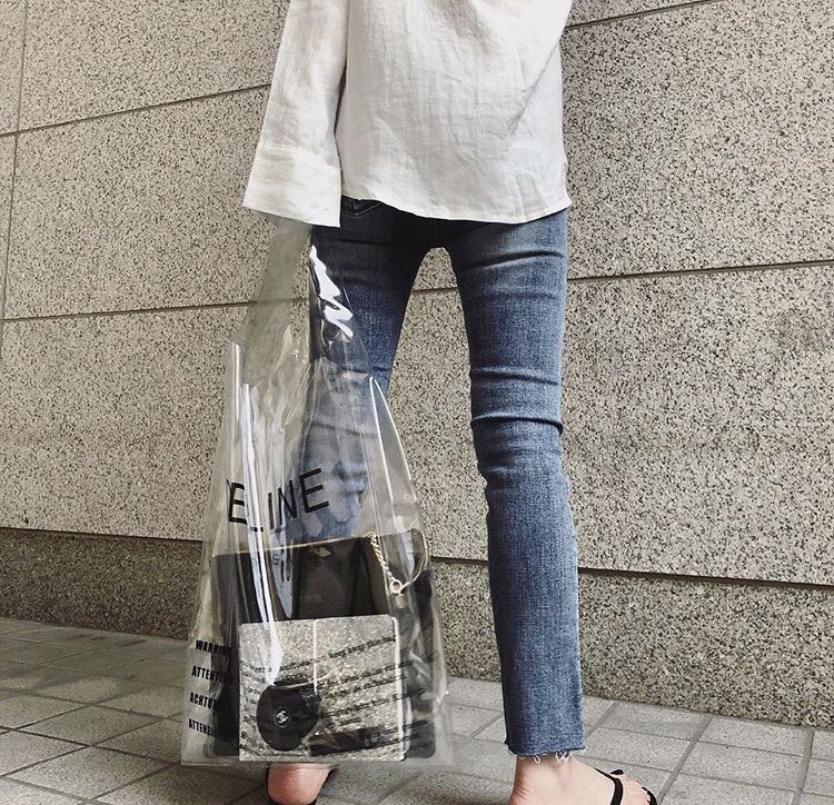 saint__a's tweet image. ▪️셀*느 PVC백▪️

요즘 대세인 PVC백
사진 상으론 안보이지만
양가죽 파우치가 들어갑니다^^

양가죽이냐 아니냐의 차이는
알고 계시죠?
DM 문의 주세요^^
스토어에는 올릴 계획 없습니다.^^

#키라키라 #kirakira #pvc백 #셀린느 #양가죽파우치 #유행템 #여름가방 #신상 #1:1 #pvc