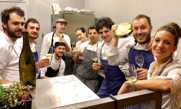 L'identità della Società Anonima.
Da più di un anno, Perugia è animata da un bel locale che scommette tutto su buone maniere, eclettismo e qualità identitagolose.it/sito/it/44/197…