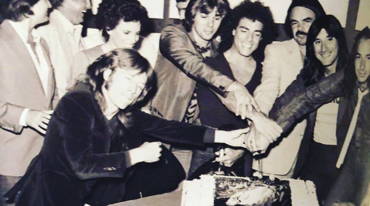 Lady_J50's tweet photo. #journeyband #steveperry #rockdog #rockandroll #nealschon #rossvalory #journey #thevoice #jonathancain #legendsofrockandroll #stevesmith #jc #sp #herbie #70s #80s #90s #classic #classicrock #arenasingers #stadiumrockers https://t.co/jGd5WqLyRp