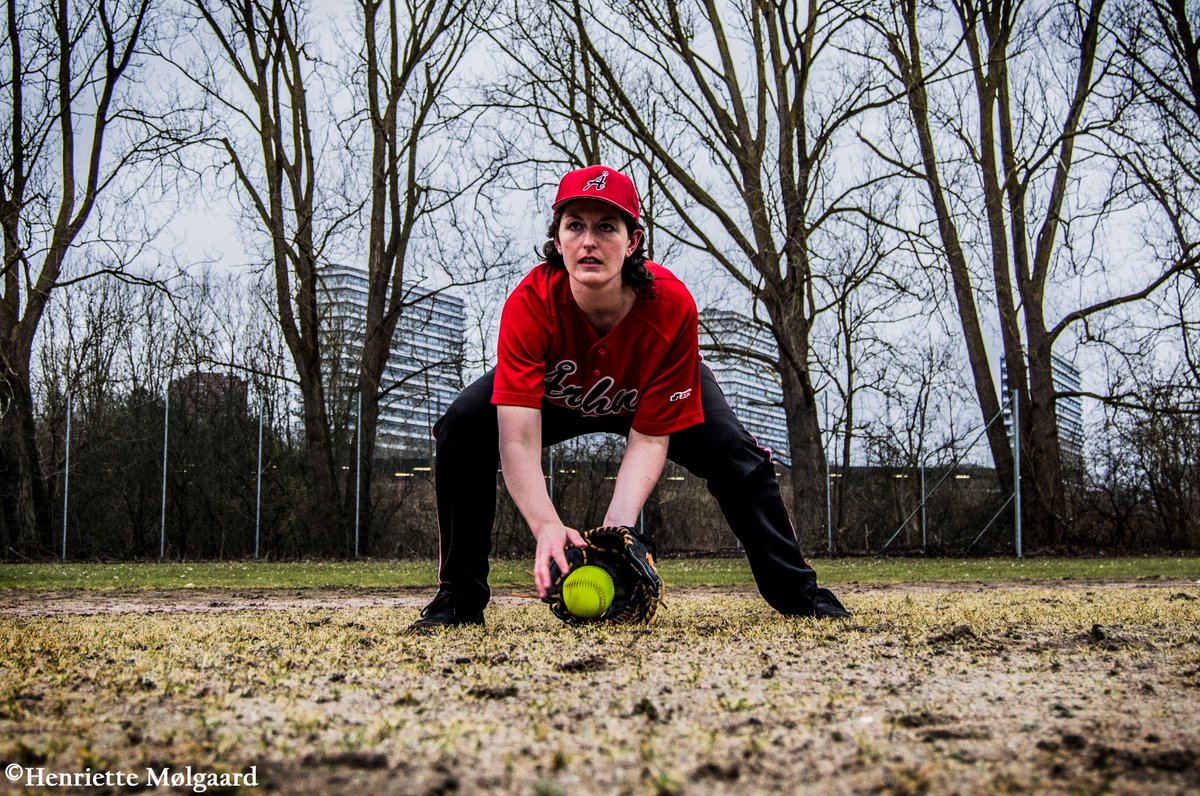allankraak's tweet photo. Er der piger/kvinder der søger et sted man kan slå med et bat og blive rost for det, så synes jeg i skulle slå vejen forbi @AarhusBaseball ved Åbrinken i Århus og give det et forsøg, et hyggeligt fællsskab med bold og bat.
Drenge/mænd kom ligeledes.
https://t.co/yF8V3trWfP https://t.co/3GfhhCA8he