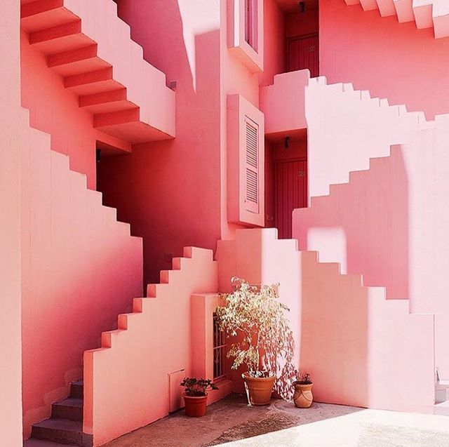 IdeasJam's tweet photo. A life through rose coloured glasses 🌹So much love for #LaMurallaRoja #RicardoBofill⠀
. ⠀
Completed in 1968, Ricardo Bofill designed this playfully erratic fortress. At first glance it’s easy to get lost in the labyrinth of this haphazard design, lay… https://t.co/ECAnpKLgJ3 https://t.co/QR6BsO77Y9