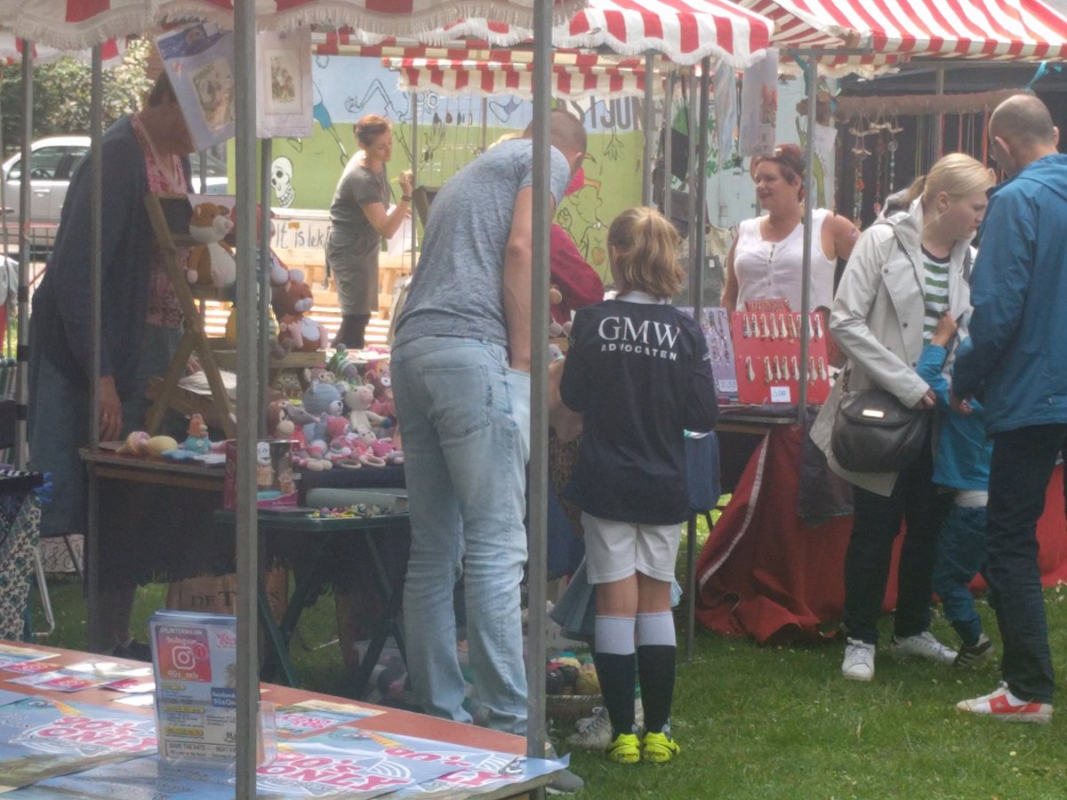 Henkruijl's tweet photo. Feest in #Vruchtenbuurt #DenHaag met fruitfestival en o.a. #MetroConcert band. Paar straten verderop viert voetbalclub @HsvDuno slot van seizoen met luchtkastelen. https://t.co/F8x6zCeea5