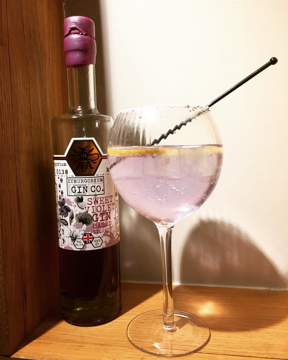 We have a live singer joining us today for our summer party, he will be around from 5pm, make sure you don’t miss it!! 🎤☀️🍸#HerculesSummerParty #Summer #LiveSinger #Cocktails