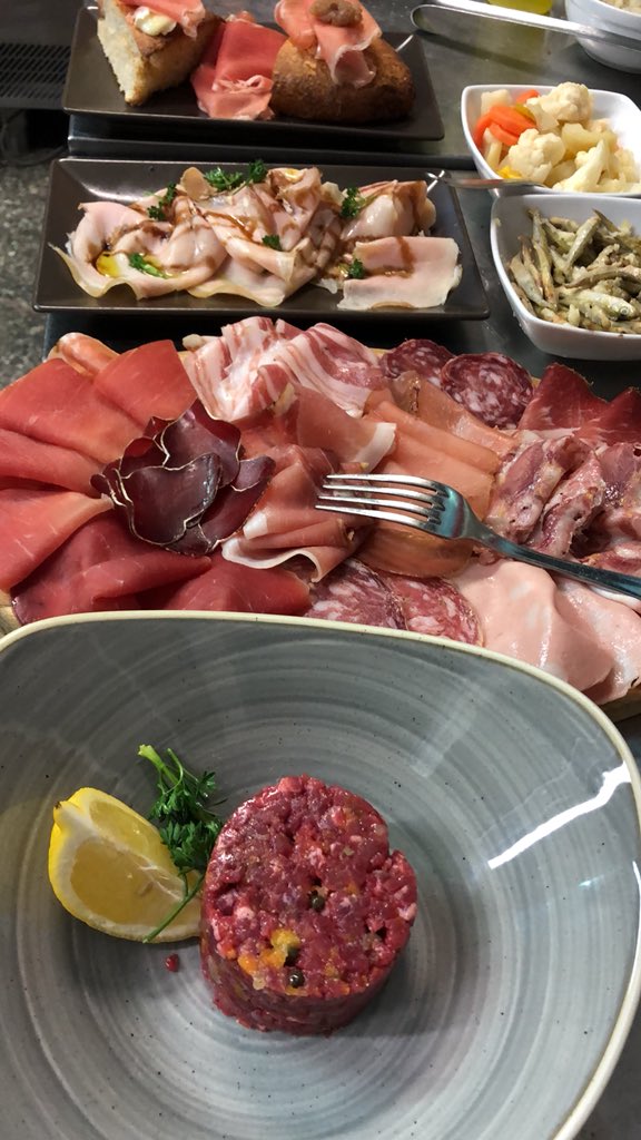 trattoriafalcon's tweet photo. Hai caldo,fame,voglia di Trattoria,di DEHOR,di Fresco,voglia di #Chianina #Romagnola #Marchigiana #Podolica #Maremmana #TartarediChianina #CarpacciodiPodolica #BisteccaFiorentina #ciccia #Taglieri #affettati #formaggi #Dolci #vinoalbicchiere #Bollicine #Distillati
#VIASPETTIAMOO https://t.co/pejuIen2q7
