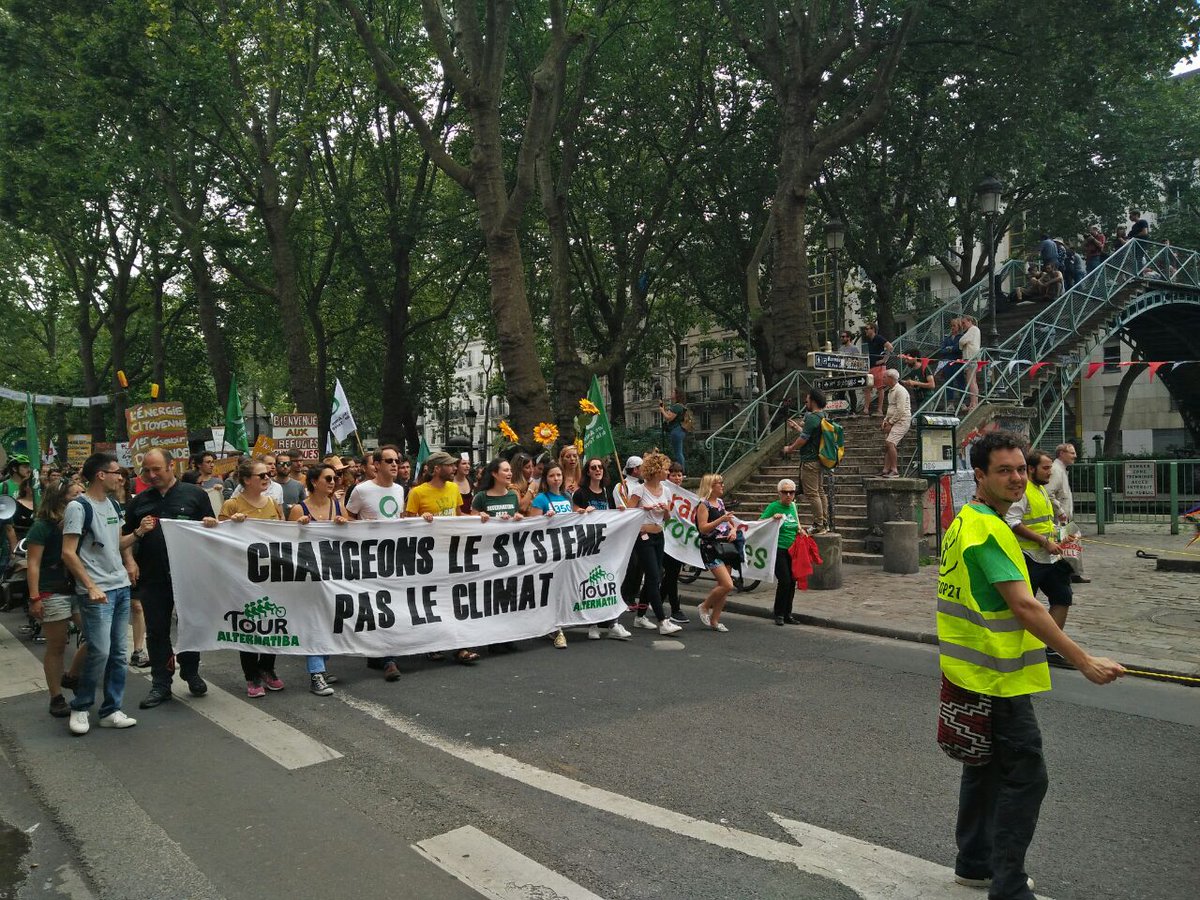 Alternatiba_'s tweet photo. "AL-TER-NATIBA ! LES SOLUTIONS ON LES A !" Ce cortège est chaud bouillant ! 🤘 #TourAlternatiba #GrandDépart https://t.co/ksiNg34r03