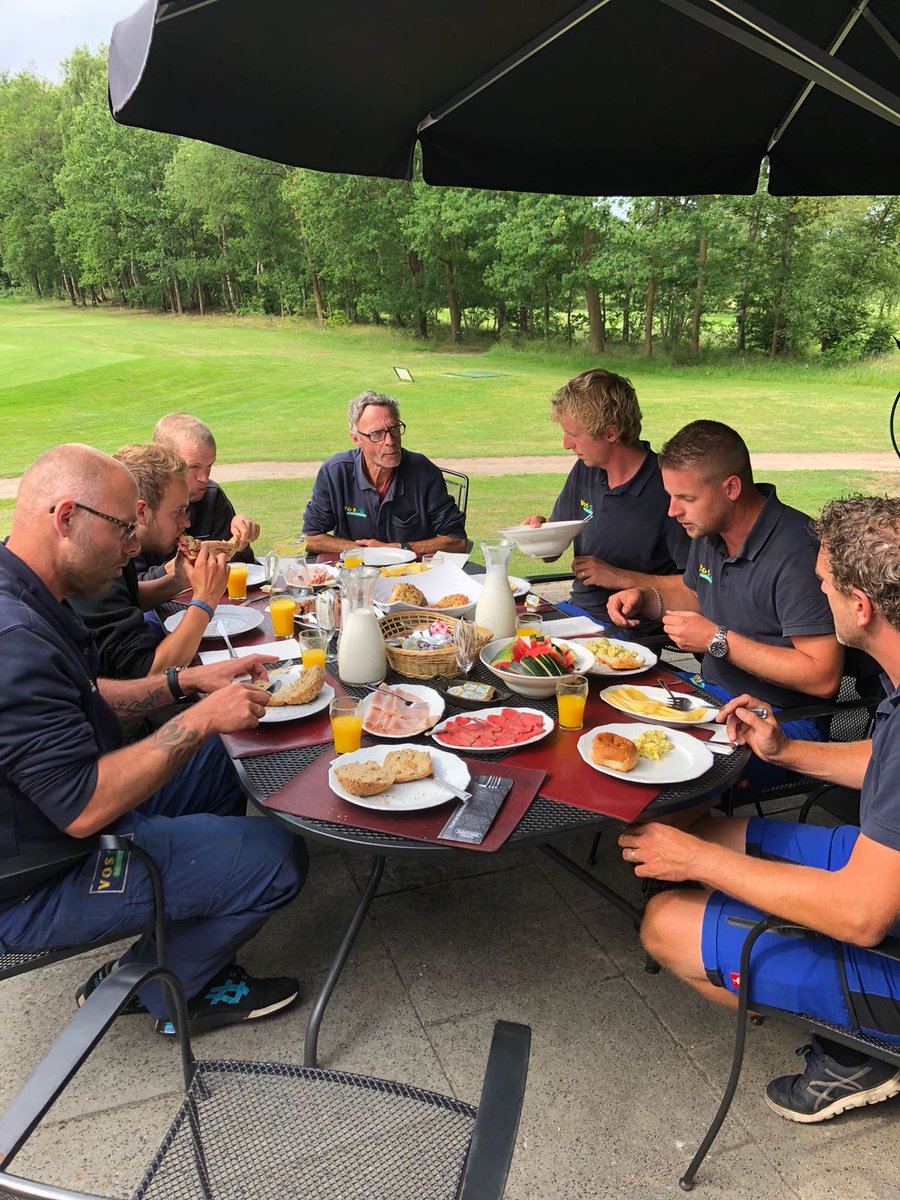 ErikvanWijhe's tweet photo. Na een heftig weekje een mooie afsluiting met het #greenkeeping team @DeGelpenberg #brunch #NKstrokeplay @NGF_ https://t.co/TbtosbHPVc