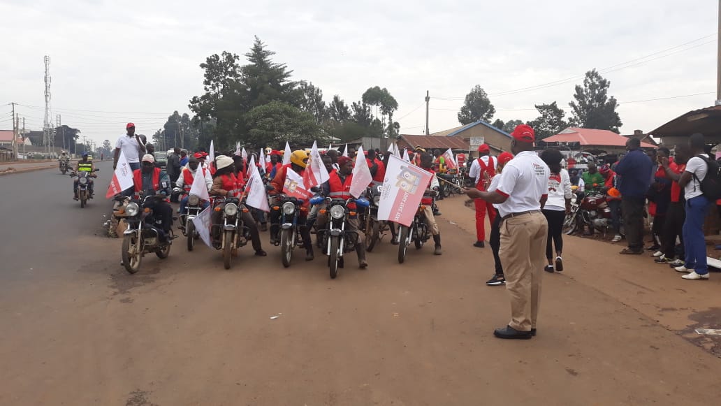 TotalEnergiesKE's tweet photo. Today, we are in Kakamega launching the TOTAL HI-PERF motorcycle engine oil caravan. Protect your engine and reduce maintenance costs ! #TokaTekeTeke #TunzaEngine #SaveChapaa https://t.co/y8wPSozERF