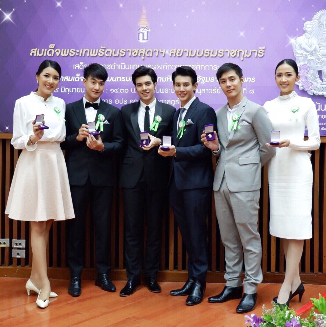 MISSALLNATIONST's tweet photo. แสตมป์-ณัฐดนัย, เชน-วรากร, มอส-ศักดิ์สิทธิ์, ชาล์ว-ชญช์อนพัช, สแปม-ภูวิศา, ตั๊ก-ชลธิชา นักแสดงจาก "Our last day the series รักสุดใจนายแฟนเด็ก" เข้ารับพระราชทานของที่ระลึก "เข็มวันอานันทมหิดล" ณ อาคาร อปร ห้องประชุมเฉลิม พรมมาส คณะแพทย์ศาสตร์ จุฬาฯ #ourlastdaytheseries @anan_day https://t.co/rTFkPomIeO