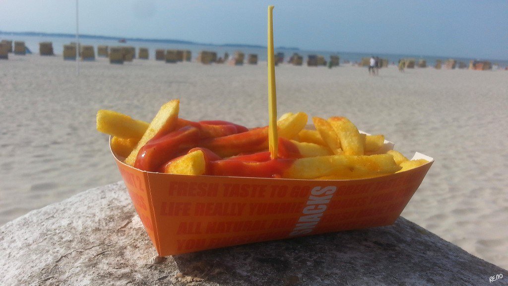 RenoBrasil's tweet photo. Die #KielerWoche ist ganz nah, überall werden die Segelmasten gesetzt! :) Auch am Strand von #Laboe in meiner Pommesschale, die einem Boot gleicht... ;-) :D #Freiheit #FriesHeit #HeiteFritten #KiWo18 @KiWoOnline @ffluesterer @KielSailingCity @KielMagazin @KIELerLEBEN @kn_online https://t.co/e3xVFiSH6o