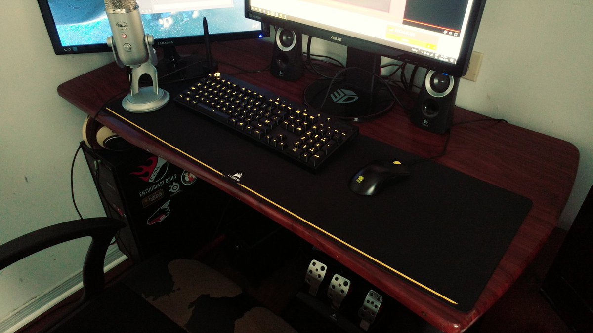 DessFachs's tweet photo. The DessKtop is coming together in a nice themed fashion! #Computer #Build https://t.co/oPEJjeg3oY
