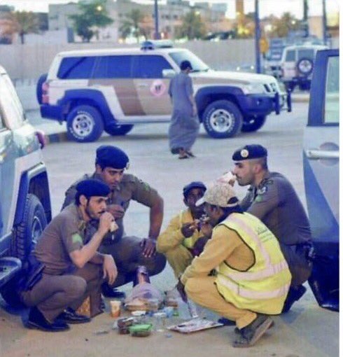 altommes's tweet photo. #معلومة_تهمك 

هكذا هم رجال الأمن السعودي ... 

وليس كما صوروهم في بعض المسلسلات #السعودية وبأداء أقل من مسرحي صورو رجل الأمن السعودي بشكل سيئ  . 

* أترك التعليق لكم * https://t.co/RdkY23vCAS