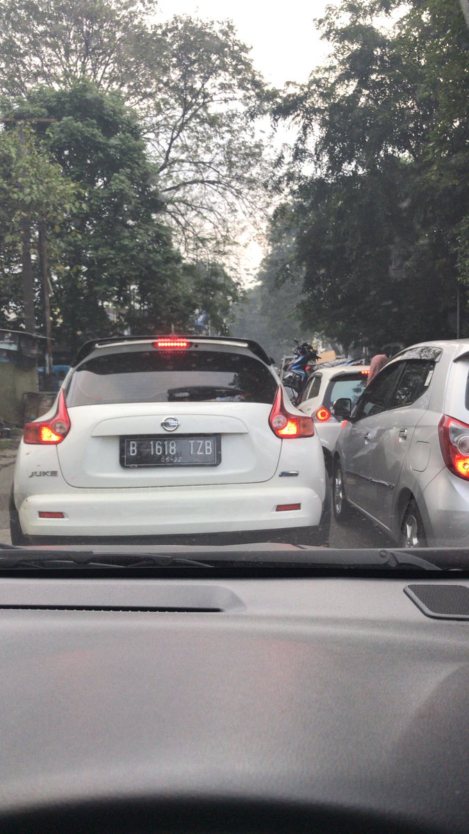 datan_nf's tweet photo. @TMCPoldaMetro ada apaa ini di lampu merah gundar kelapa dua?? Macett gak gerakk 😭😭 https://t.co/Sf3rBuqPSf