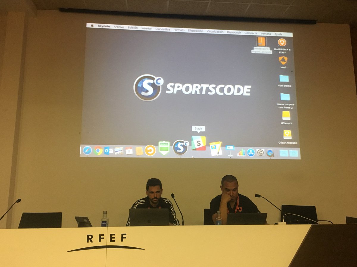 Empezamos la 2ª jornada con 2 talleres de un aprendizaje increíble <a href="/CoerverSpain/">Coerver Coaching ESP</a> <a href="/Hudl/">Hudl</a> #HablemosdeFutbol #FormacionRFEF