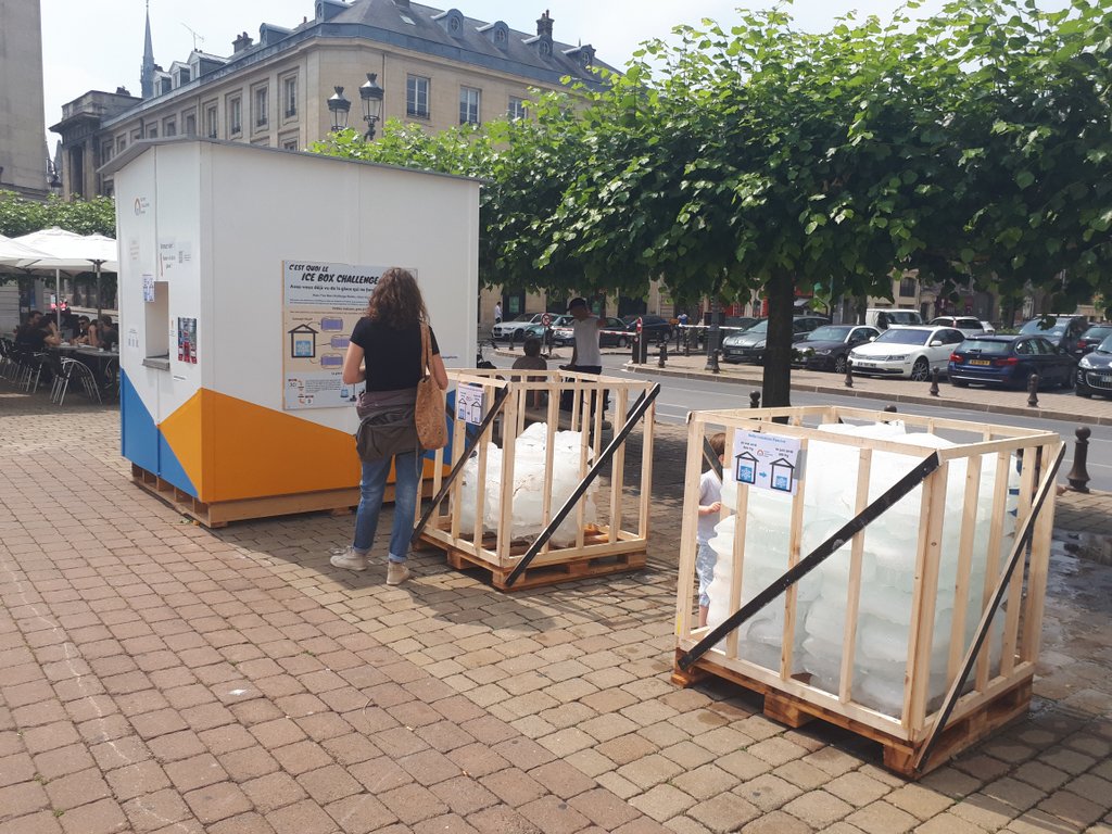 IceBoxChlgReims's tweet photo. Les résultats sont sans appel ! 588 kg de #glace dans la boîte #passive contre seulement 254 kg dans la moyenne des logement #Rémois ! Plus de 300 Kg d'écart ! #IceBoxChallengeReims #ESIReims https://t.co/5nthkVWwtW