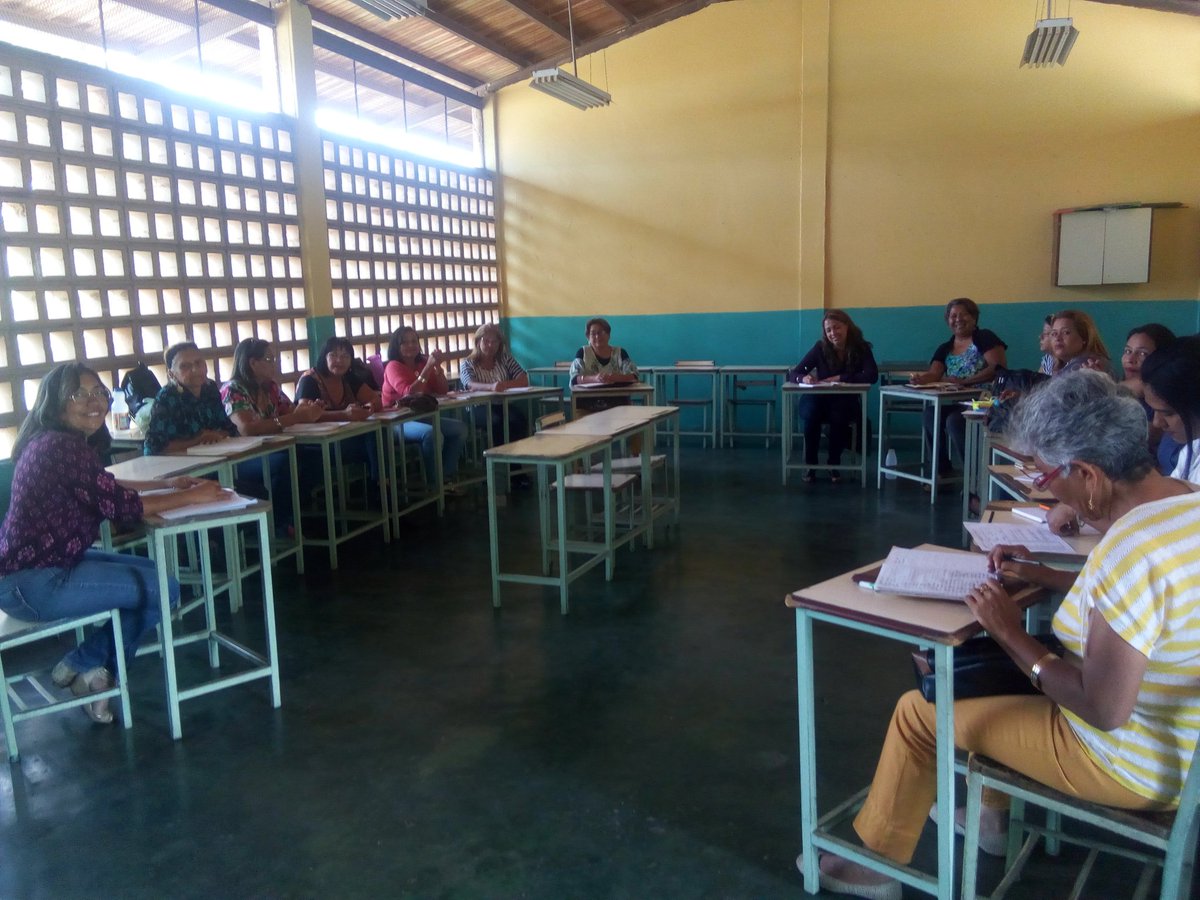 lmld26's tweet photo. #PNFD EN #Anzoategui #DiplomadoFormaciónDeDocentesParaLaFuncuónDirectiva #Apertura en #McpioSimónRodríguez @MPPEDUCACION @cen_araguaney @araguaney_anz @carcast02 @SalaAnzoategui @montinho_maria @PEDROCUMANA3 https://t.co/ihqrYtyGbJ