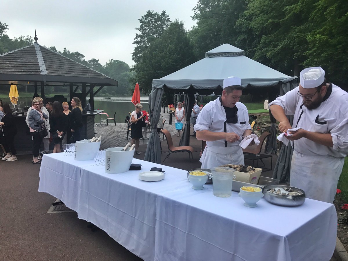 GARDEN PARTY ⭐️ 
Retrouvez nous au ForgesBeach pour découvrir le bar à huîtres et à Champagne 😁