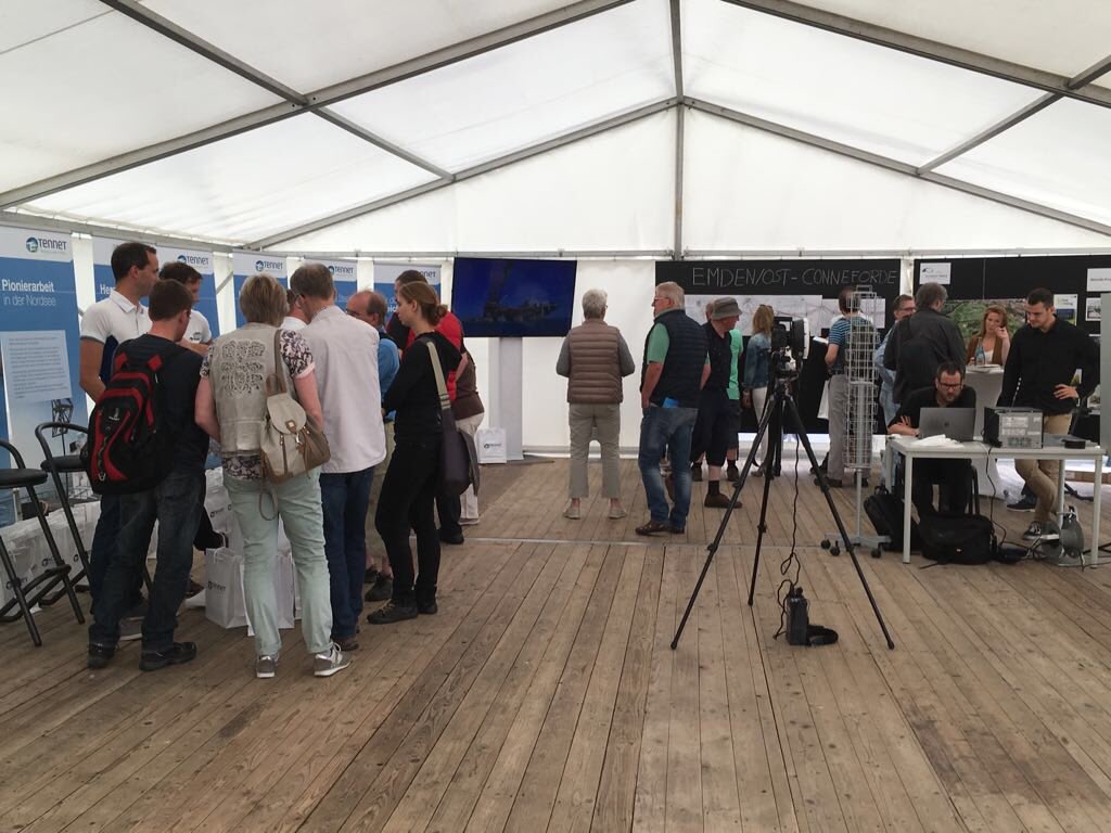 TenneT_Germany's tweet photo. Tag der offenen Tür in unserer Konverterstation #Emden hat begonnen&amp;bereits jetzt sind schon mehr als 100 Besucher da. Im Bild: Conny Junge und Ihr Organisationsteam sowie Eindrücke von vor Ort #Konverter #HGÜ #OffshoreWind #Grünstrom #Energiewende https://t.co/b18fmWvtdS