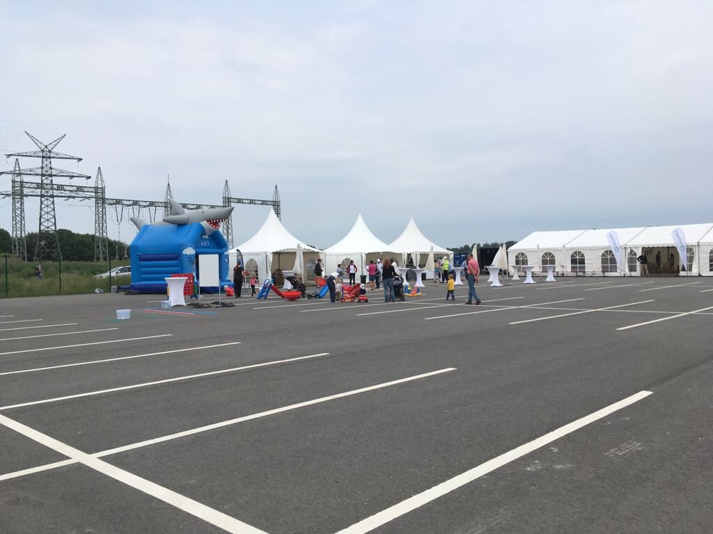 TenneT_Germany's tweet photo. Tag der offenen Tür in unserer Konverterstation #Emden hat begonnen&amp;bereits jetzt sind schon mehr als 100 Besucher da. Im Bild: Conny Junge und Ihr Organisationsteam sowie Eindrücke von vor Ort #Konverter #HGÜ #OffshoreWind #Grünstrom #Energiewende https://t.co/b18fmWvtdS